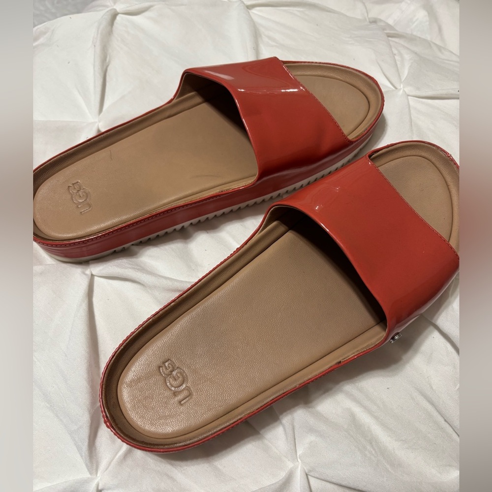 USED Ugg Jane Coral Patent Leather Slide Sandals ☔️
